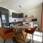 Apartamento établissement 3 étoiles Avec Ascenseur, 3 Lumineux Vue Port Avec Balcon, 200m De La Mer, Wifi Fibre, Tous Service Inclus *