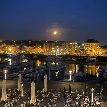 Apartamento établissement 3 étoiles Avec Ascenseur, 3 Lumineux Vue Port Avec Balcon, 200m De La Mer, Wifi Fibre, Tous Service Inclus