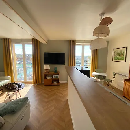 établissement 3 étoiles Avec Ascenseur, 3 Lumineux Vue Port Avec Balcon, 200m De La Mer, Wifi Fibre, Tous Service Inclus *