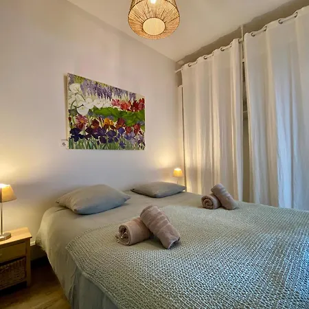 établissement 3 étoiles Avec Ascenseur, 3 Lumineux Vue Port Avec Balcon, 200m De La Mer, Wifi Fibre, Tous Service Inclus Apartamento