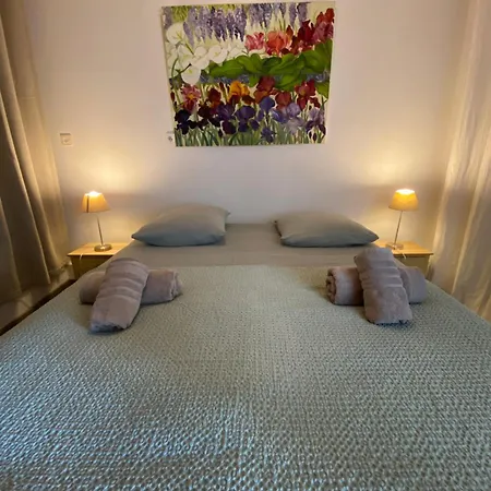 établissement 3 étoiles Avec Ascenseur, 3 Lumineux Vue Port Avec Balcon, 200m De La Mer, Wifi Fibre, Tous Service Inclus